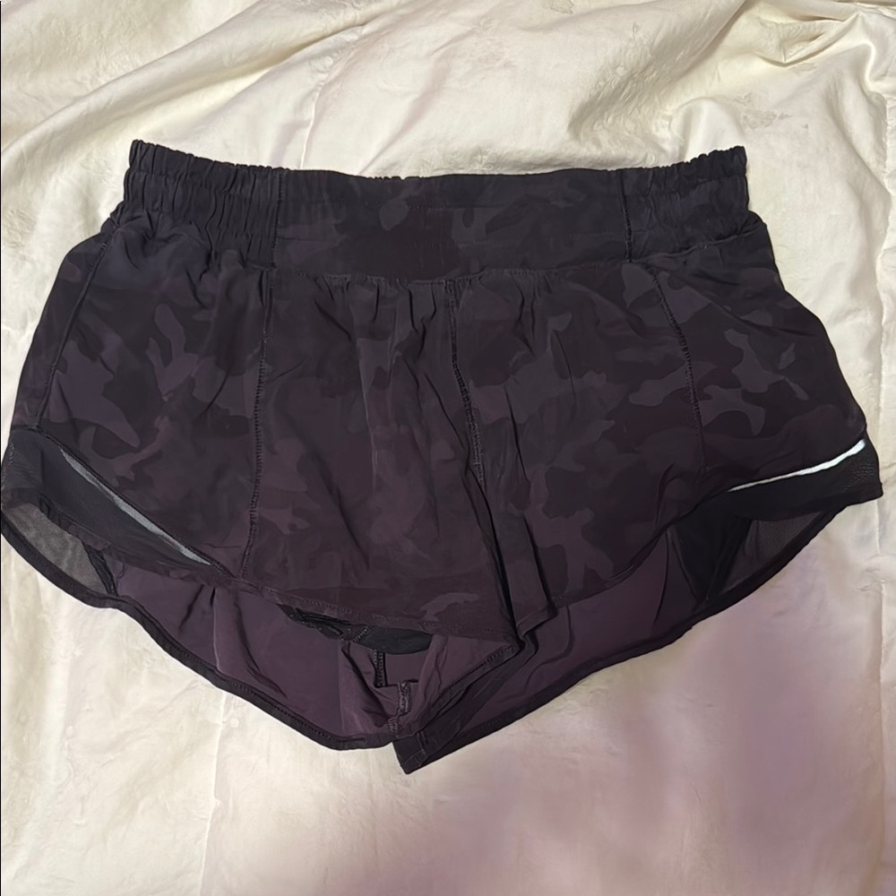 Lululemon Women's Black Camouflage Hotty Hot Low Rise 2.5 Shorts